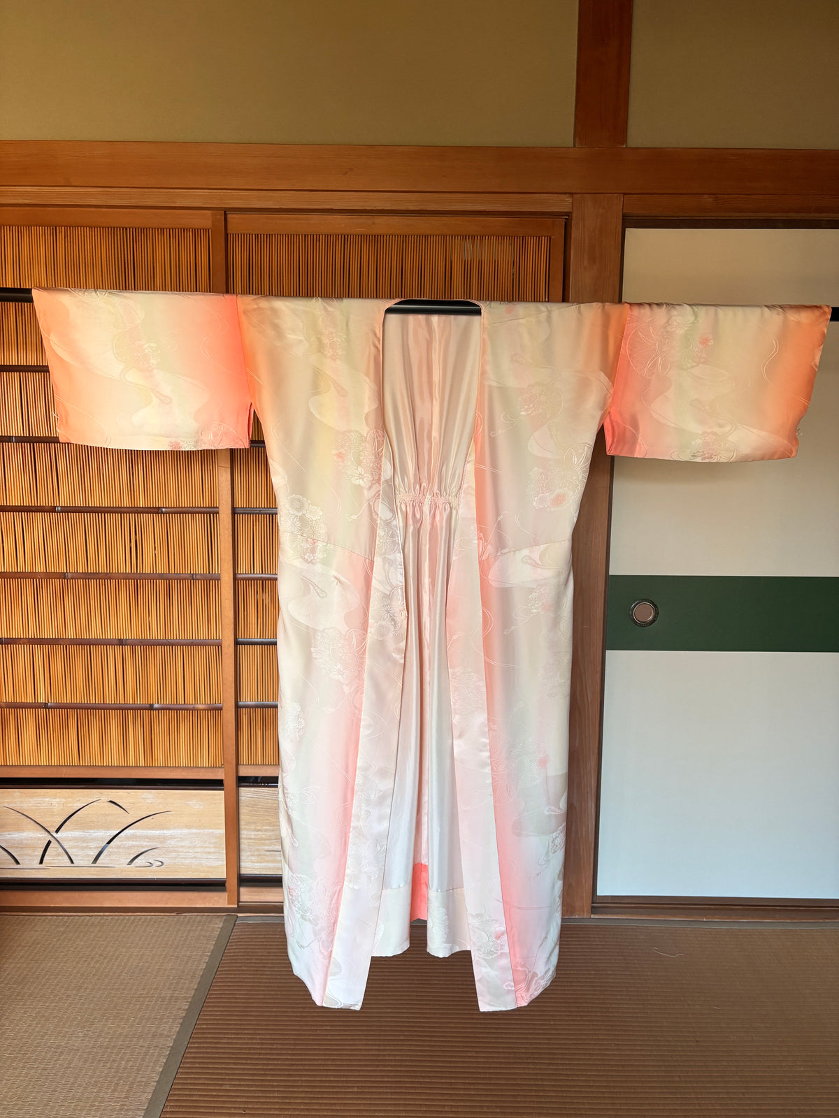 Vintage Japanese Silk Nagajuban Robe – Soft Pink & Ivory