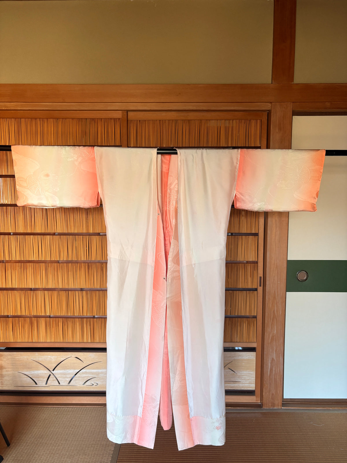 Vintage Japanese Silk Nagajuban Robe – Soft Pink & Ivory